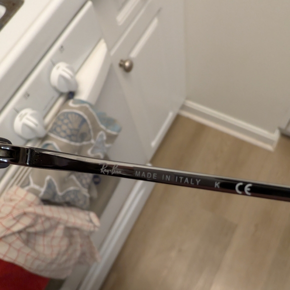 - Ray-Ban Sunglasses - Picture 5 of 7